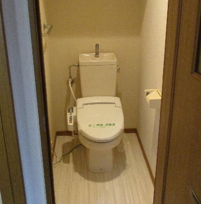 床にCFシートを貼って清潔感を。